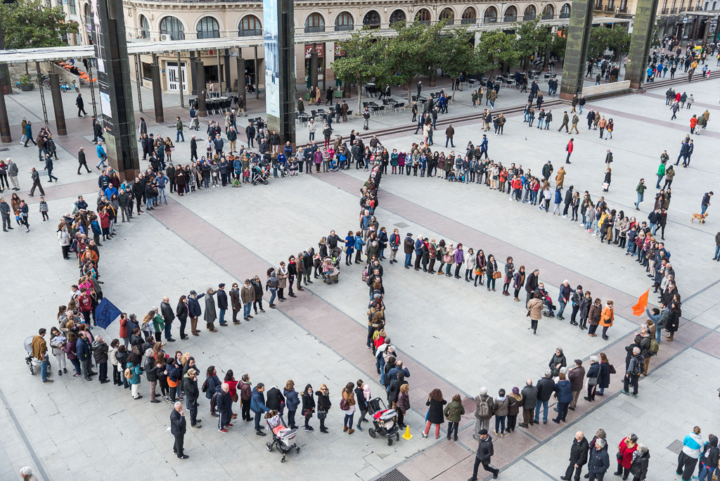 (Archivo 2019) Símbolo de la Paz en la Plaza del Pilar de Zaragoza. Foto: Pablo Ibáñez (AraInfo)