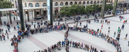 (Archivo 2019) Símbolo de la Paz en la Plaza del Pilar de Zaragoza. Foto: Pablo Ibáñez (AraInfo)